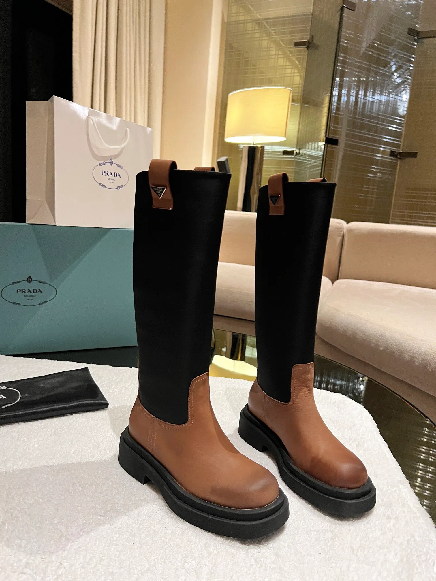 👟👟Ex-factory price 720👟👟 PRADA Classic Triangle Logo Slip-On Women's Boots...a series that cannot be bought in winter, it is definitely this year's big hit! ! So good looking! Prada boots are really amazing! The upper toes are generous and the legs are slimming. The whole series uses a variety of imported materials: polished and waxed calfskin, open-edge beaded cowhide, cow suede and high mercerization, and water-dyed sheepskin on the inside! ! The foam base is lightweight and comfortable! 35-41